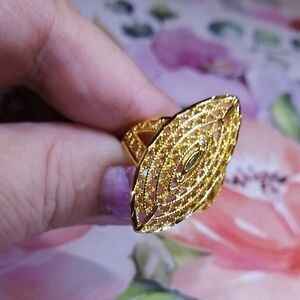 Elegant Yellow Gold Tone Unisex Ring Size 9. New